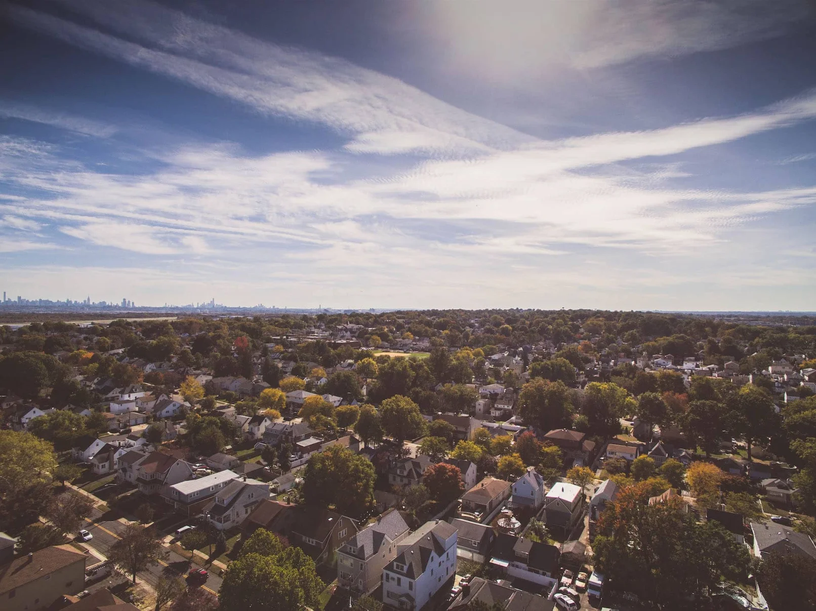 Vue aérienne d'un quartier résidentiel boisé de Québec